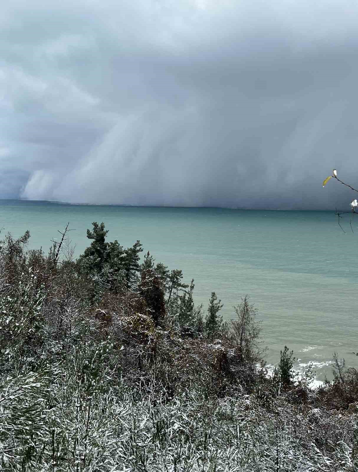 Kastamonu’da ’deniz etkili kar yağışı’ ilginç görüntü oluşturdu
