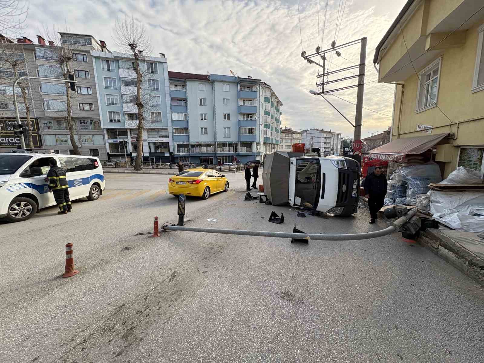 Kastamonu’da ekmek taşıyan fırın araçları çarpıştı: 3 yaralı
