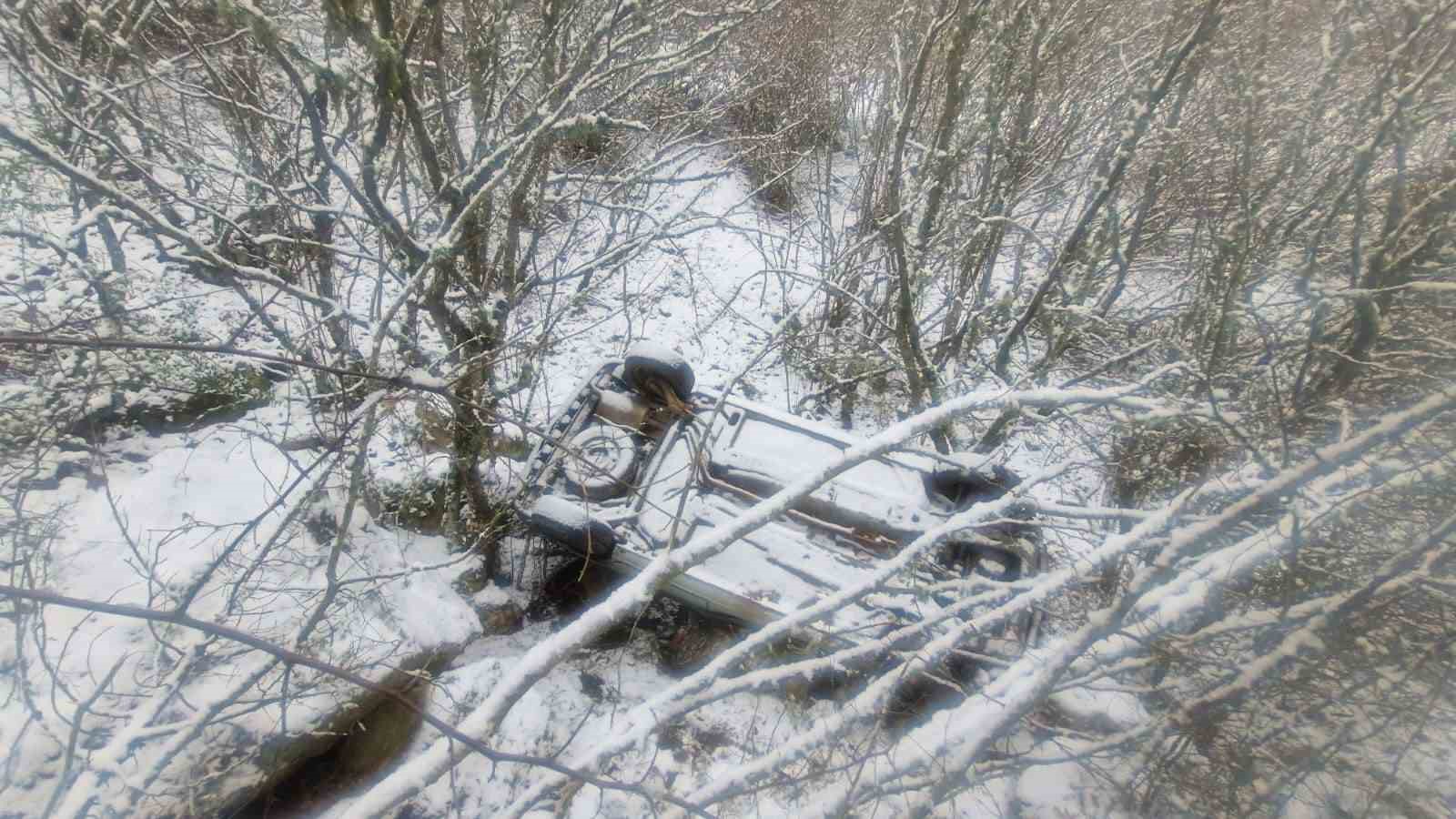 Kastamonu’da hafif ticari araç şarampole yuvarlandı, sürücü yara almadan kurtuldu
