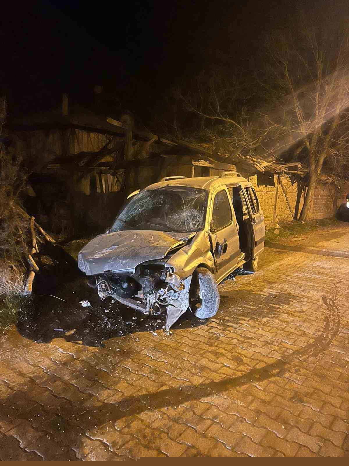 Kastamonu’da hafif ticari araç taşa çarptı: 1 yaralı
