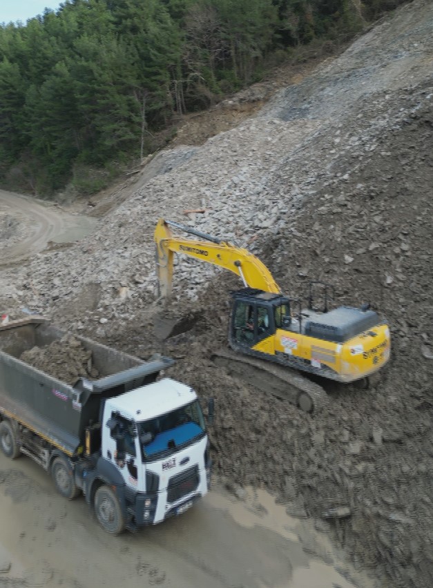 Kastamonu’da heyelan nedeniyle ulaşıma kapanan yolda çalışmalar sürüyor
