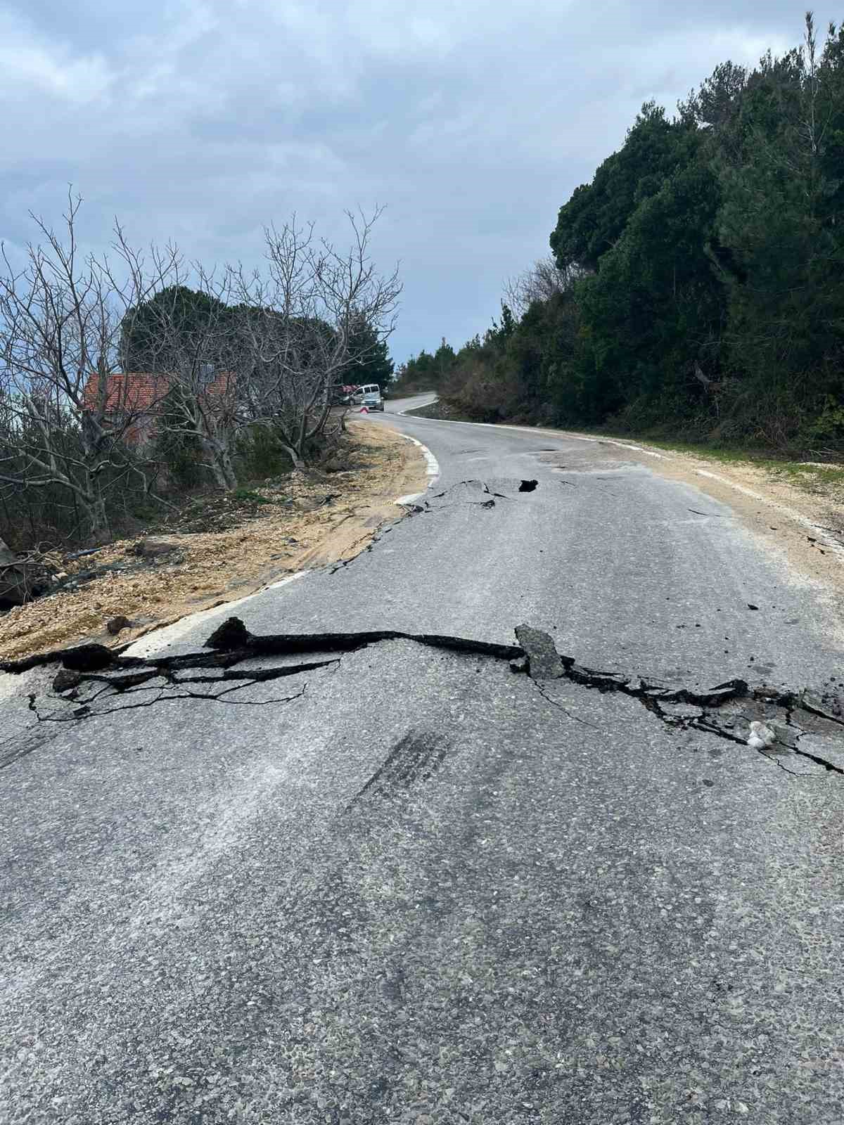 Kastamonu’da heyelan sebebiyle çatlaklar oluşan yol ulaşıma kapatıldı
