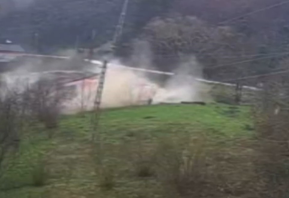 Kastamonu’da heyelan sebebiyle tahliye edilen ev çöktü: O anlar kamerada
