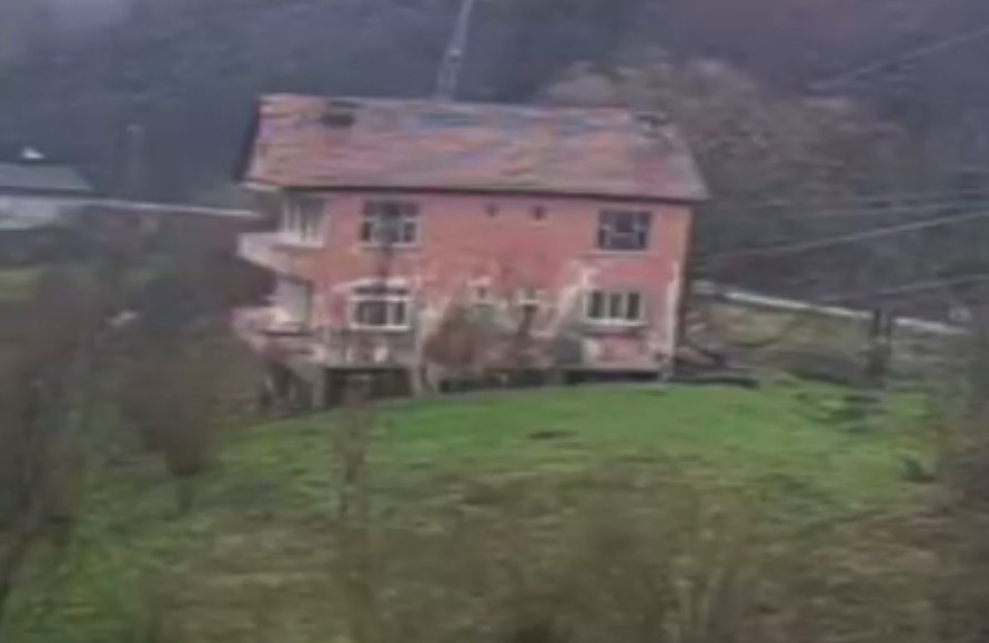 Kastamonu’da heyelan sebebiyle tahliye edilen ev çöktü: O anlar kamerada
