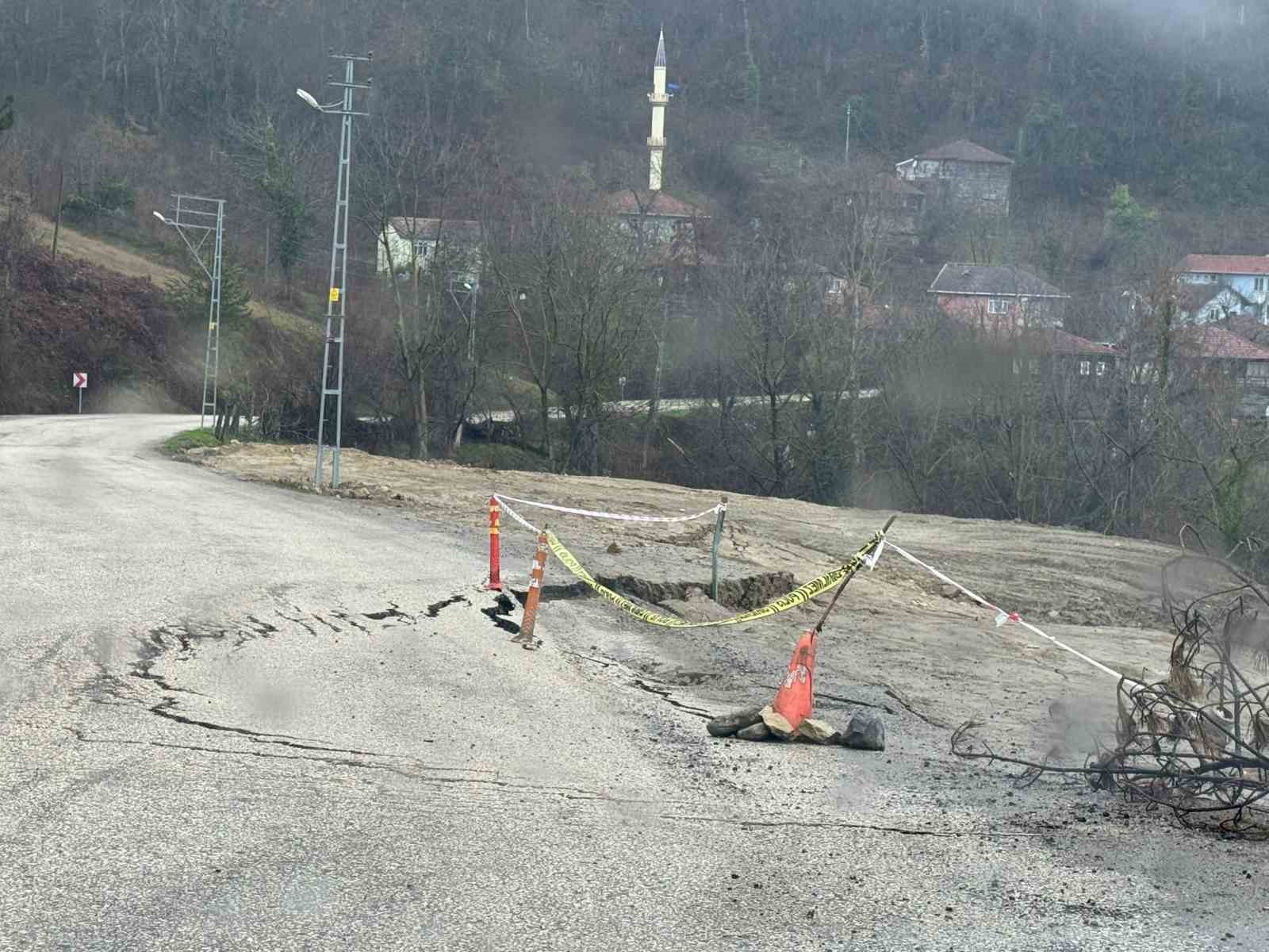 Kastamonu’da heyelan sonrası yol çöktü
