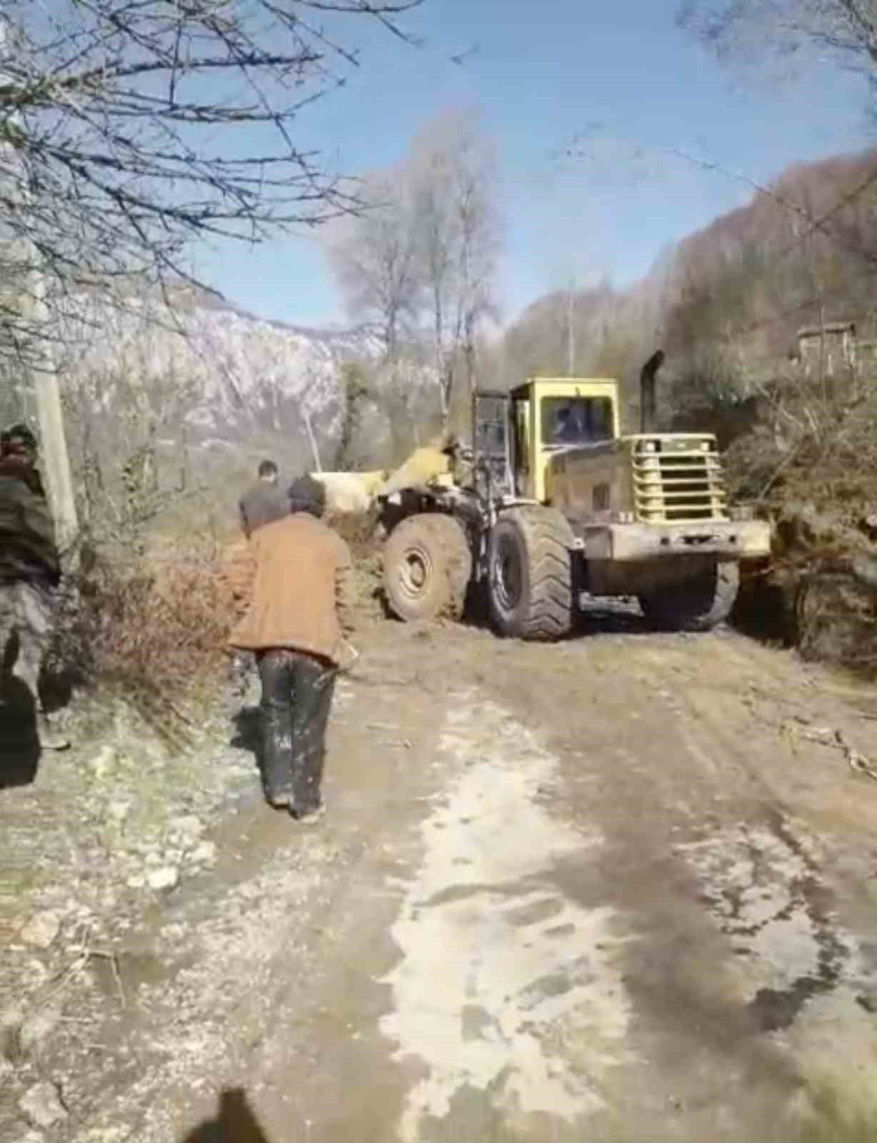 Kastamonu’da heyelanın kapattığı köy yolu ulaşıma açıldı
