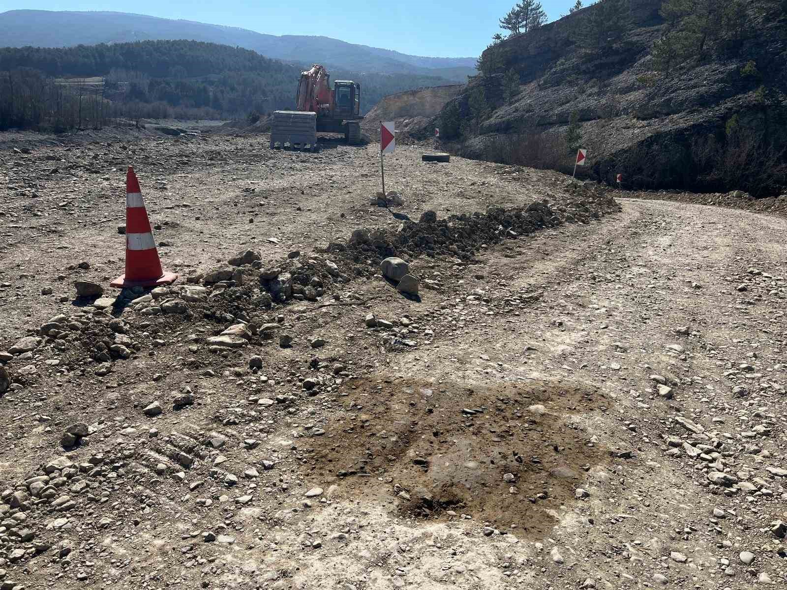Kastamonu’da iş makinesinin 700 litre yakıtı ve elektronik parçalarını çaldılar
