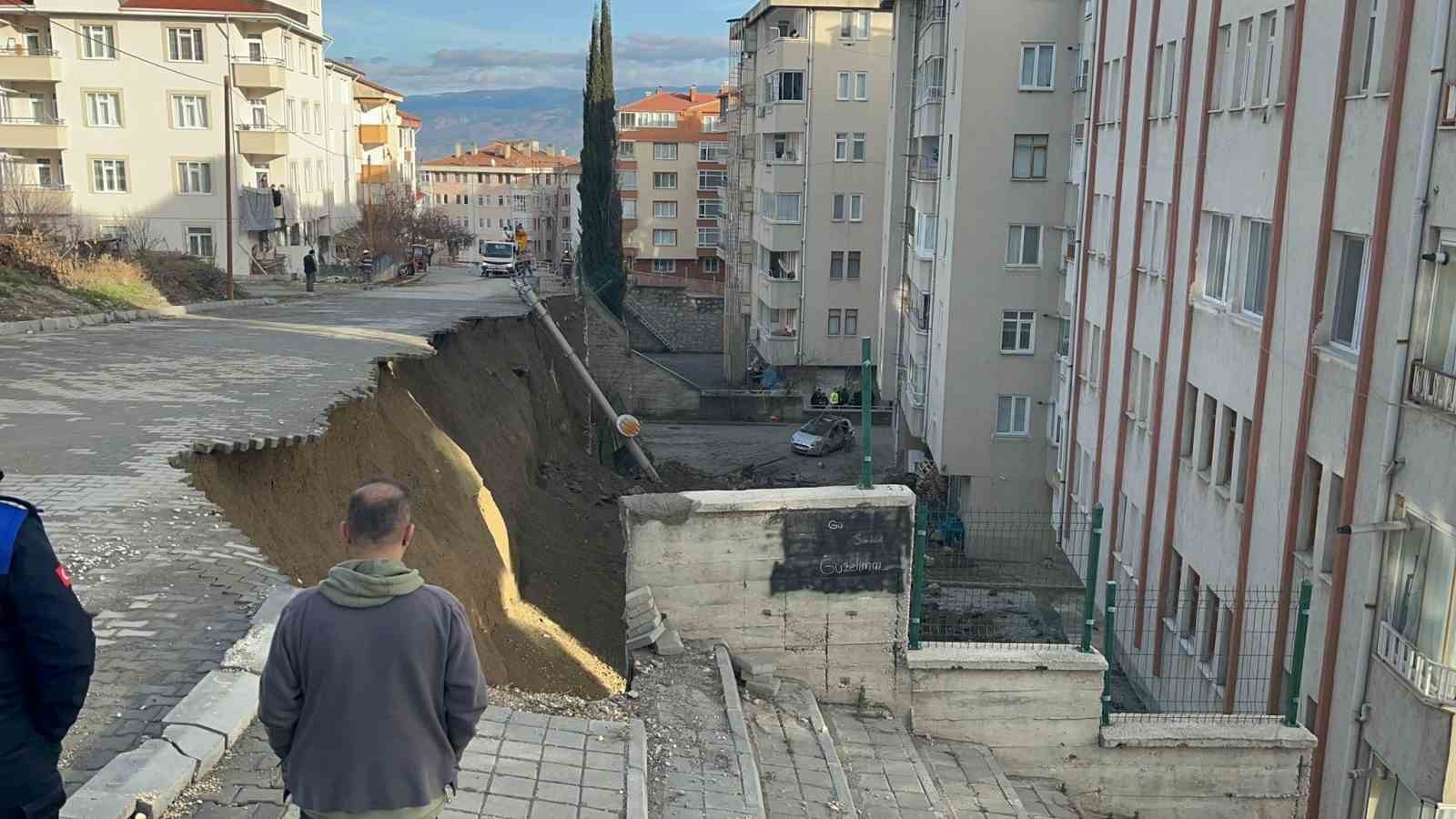 Kastamonu’da istinat duvarı çöktü, 7 araç zarar gördü
