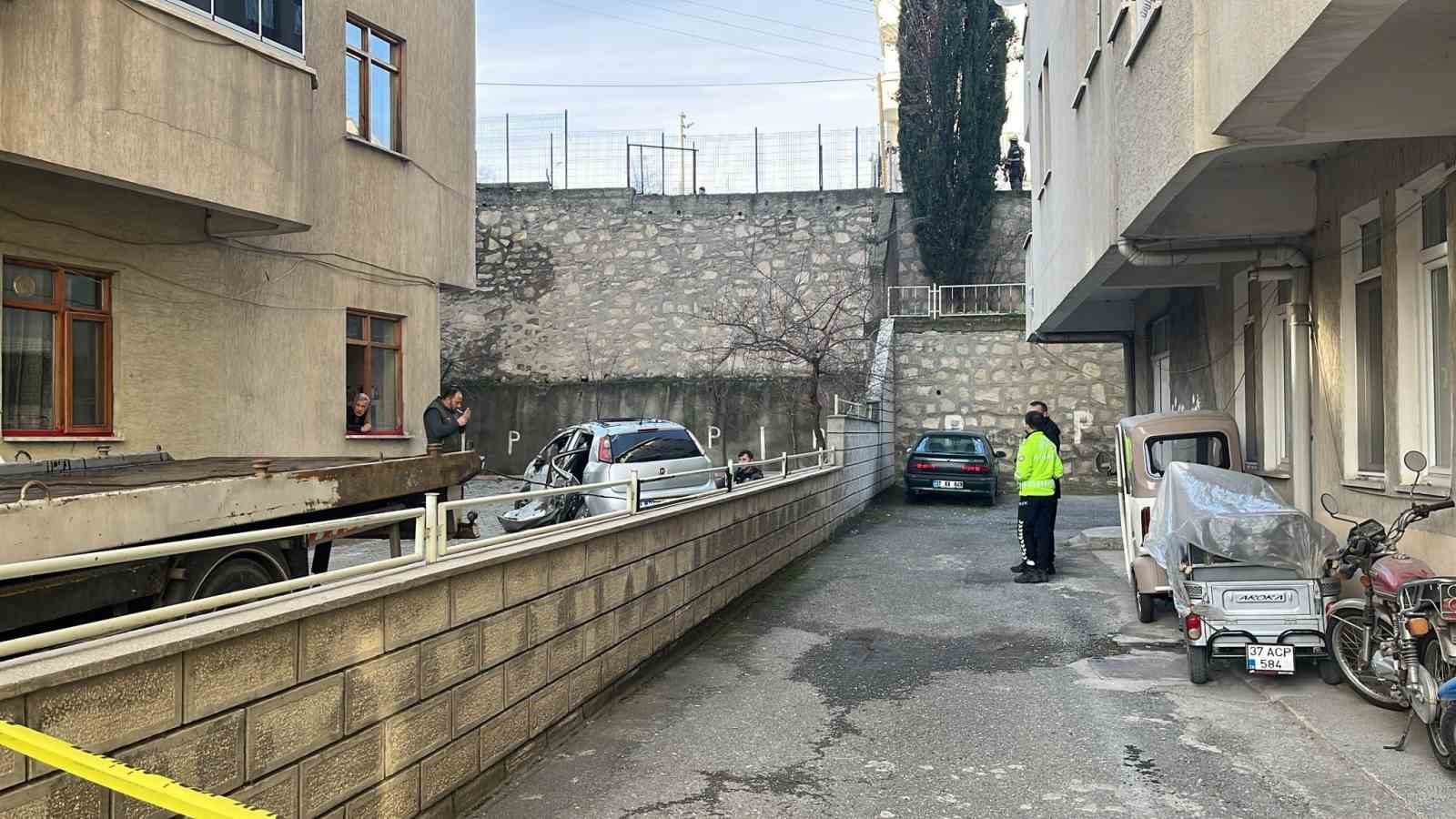 Kastamonu’da istinat duvarı çöktü, 7 araç zarar gördü
