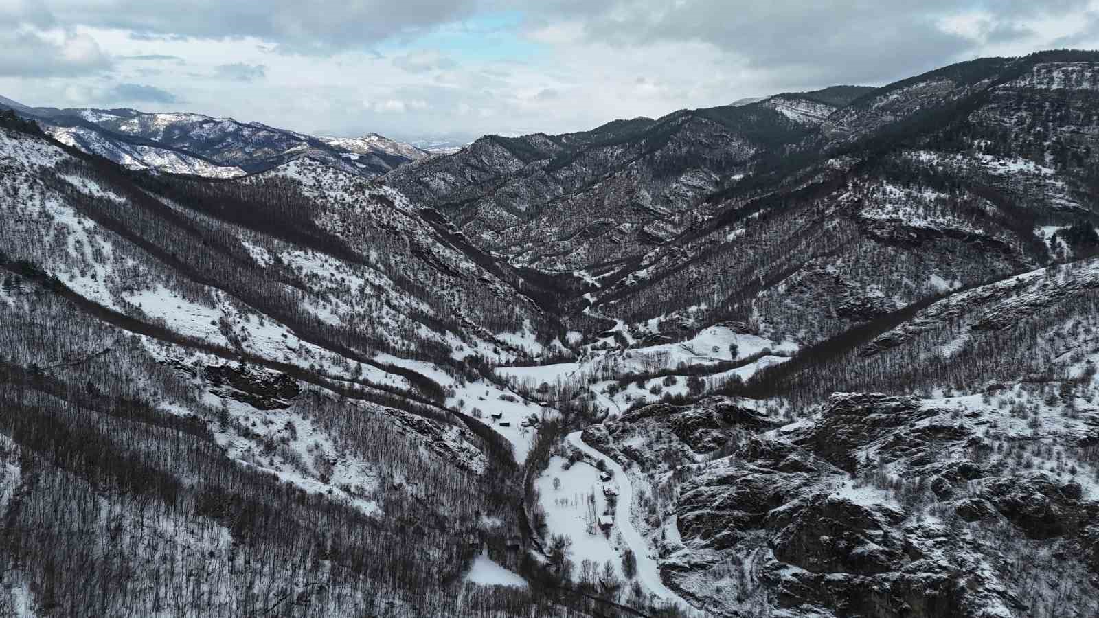 Kastamonu’da karla kaplanan dağlarda hayran bırakan manzaralar
