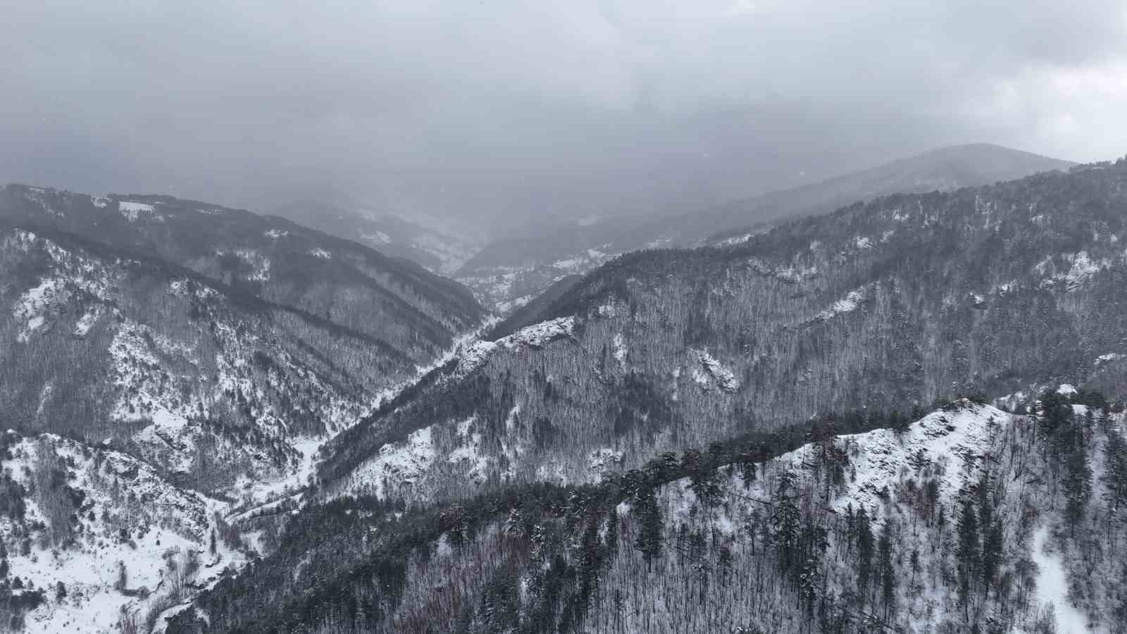 Kastamonu’da karla kaplanan dağlarda hayran bırakan manzaralar
