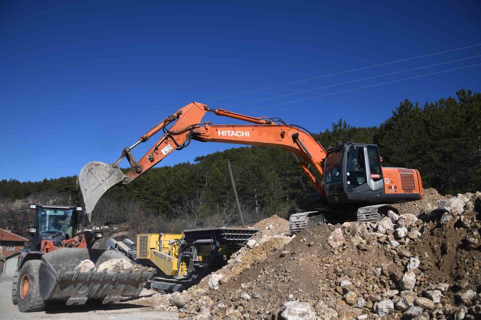 Kastamonu’da kışın hasar gören köy yollarında onarım mesaisi
