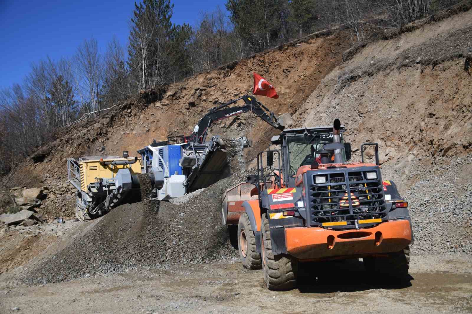Kastamonu’da kışın hasar gören köy yollarında onarım mesaisi
