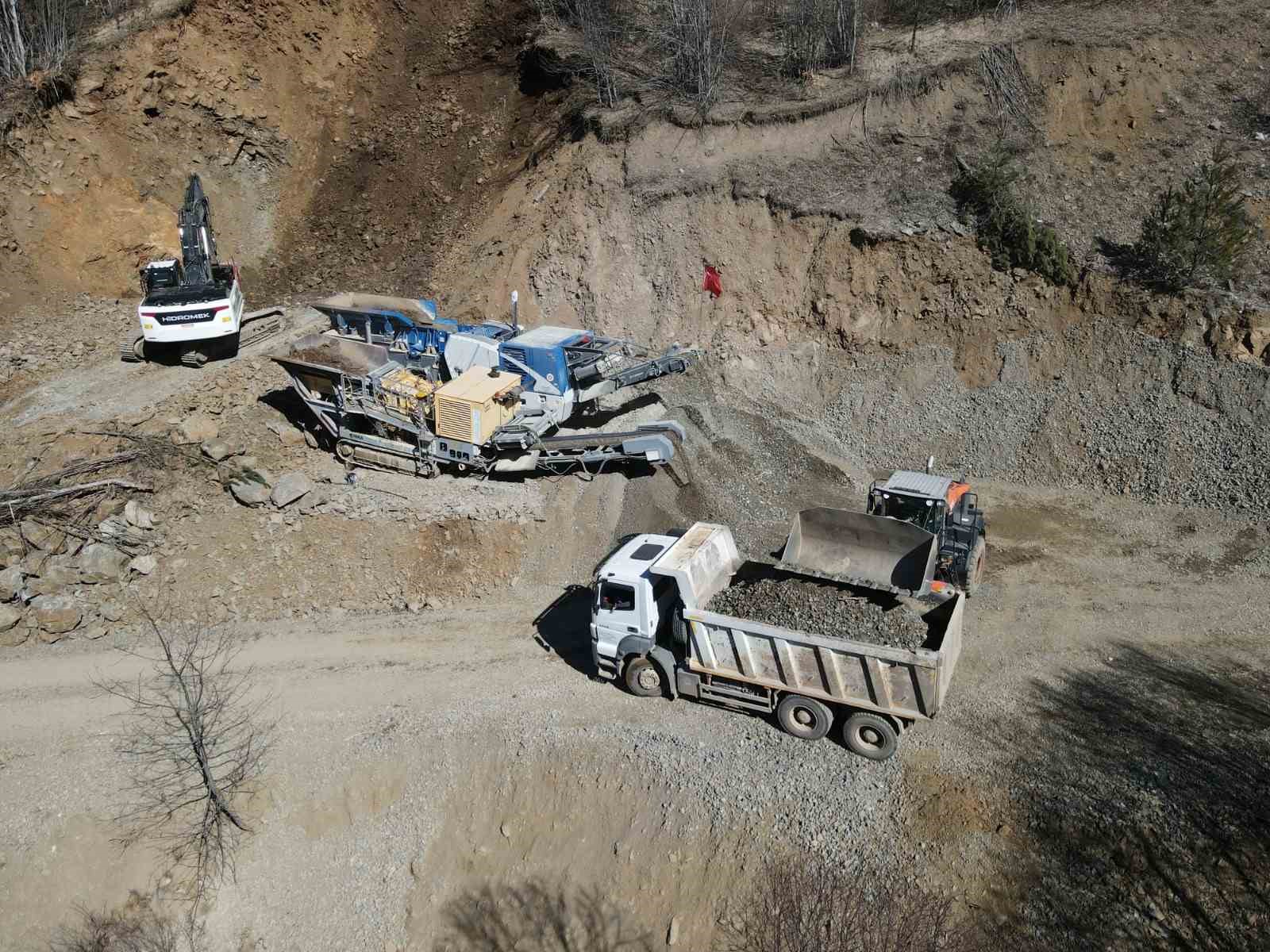 Kastamonu’da kışın hasar gören köy yollarında onarım mesaisi
