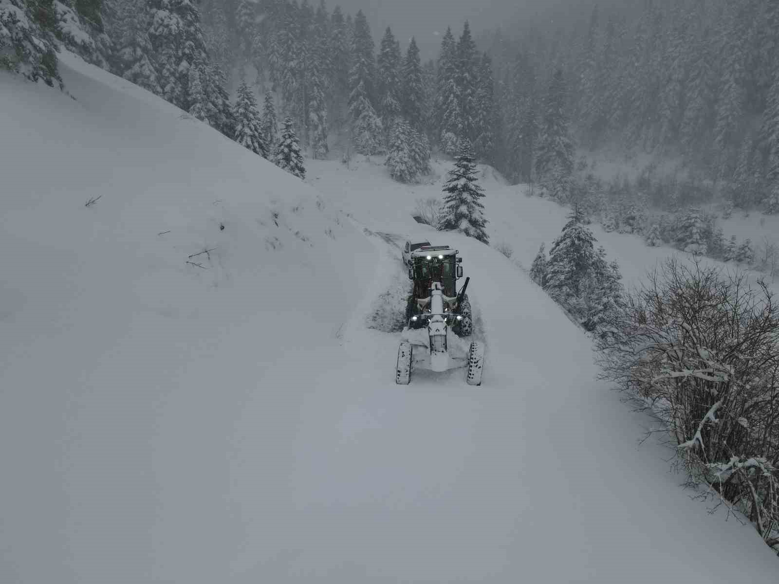 Kastamonu’da köy yollarında karla mücadelesi yeniden başladı
Kastamonu’da köy yollarında karla mücadelesi yeniden başladı