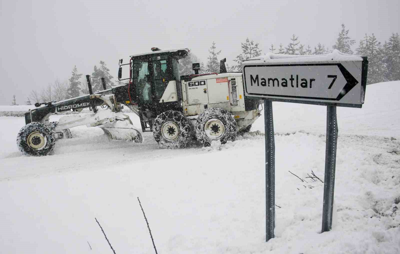 Kastamonu’da köy yollarında karla mücadelesi yeniden başladı
Kastamonu’da köy yollarında karla mücadelesi yeniden başladı