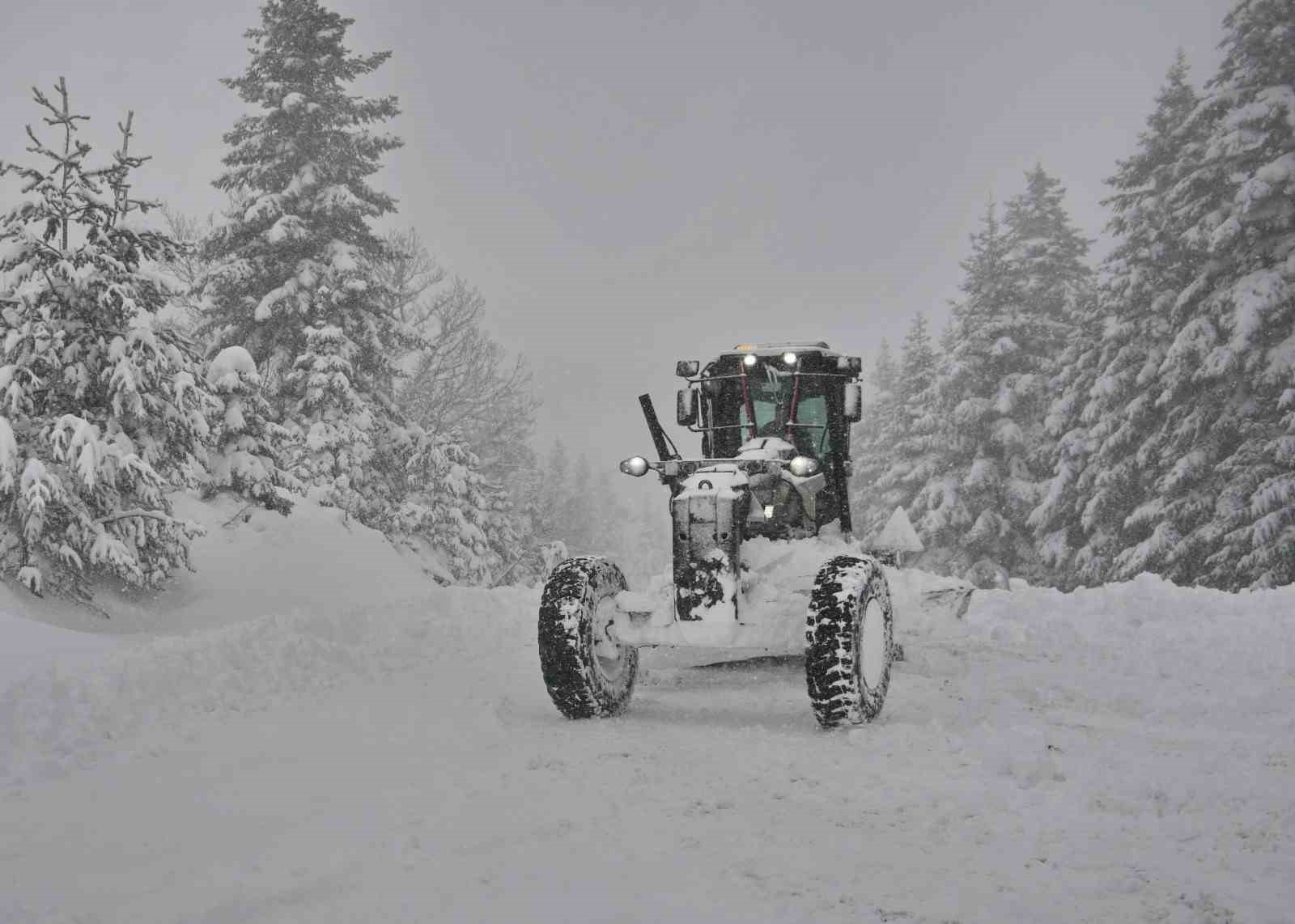 Kastamonu’da köy yollarında karla mücadelesi yeniden başladı
Kastamonu’da köy yollarında karla mücadelesi yeniden başladı