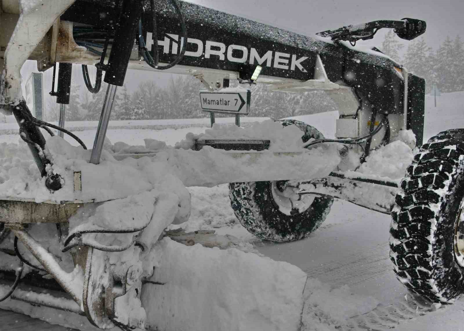 Kastamonu’da köy yollarında karla mücadelesi yeniden başladı
Kastamonu’da köy yollarında karla mücadelesi yeniden başladı