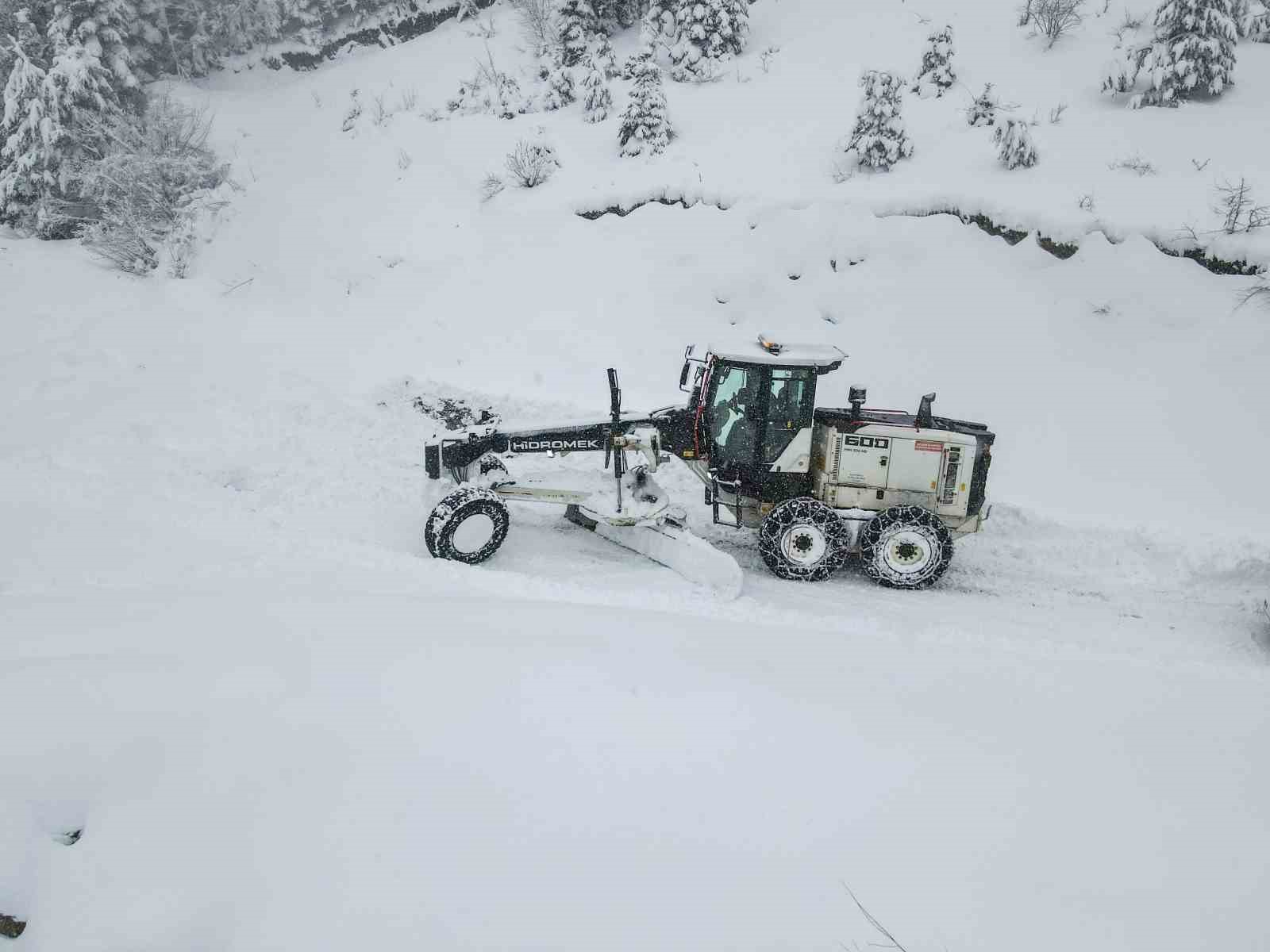 Kastamonu’da köy yollarında karla mücadelesi yeniden başladı
Kastamonu’da köy yollarında karla mücadelesi yeniden başladı