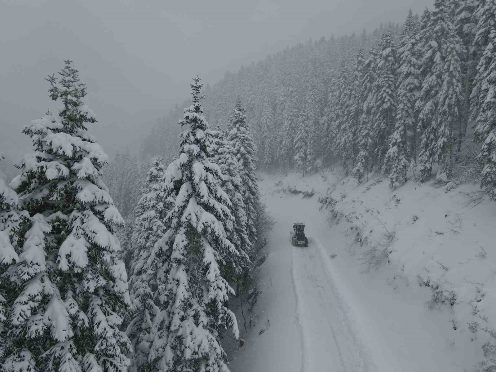 Kastamonu’da köy yollarında karla mücadelesi yeniden başladı
Kastamonu’da köy yollarında karla mücadelesi yeniden başladı