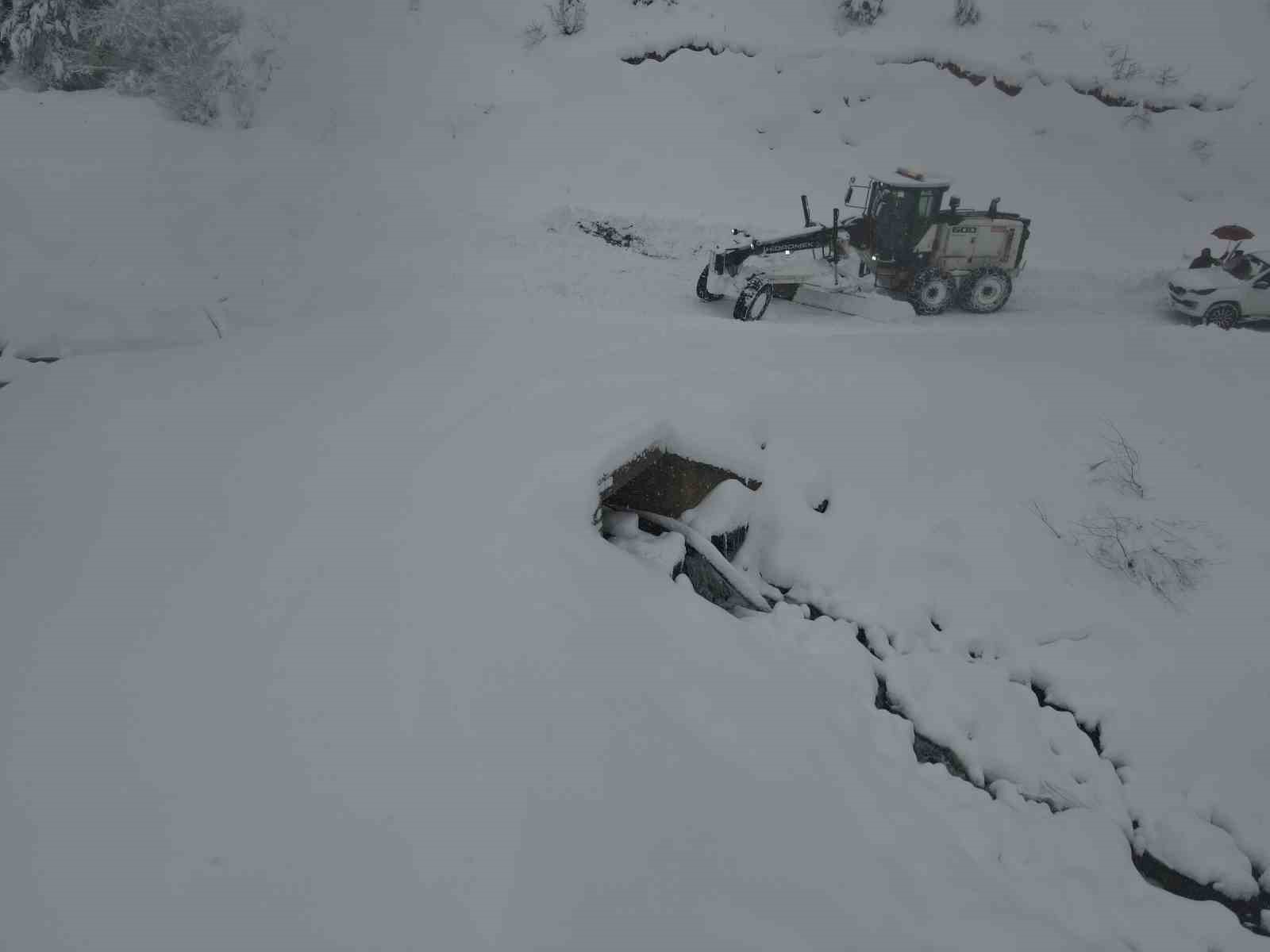 Kastamonu’da köy yollarında karla mücadelesi yeniden başladı
Kastamonu’da köy yollarında karla mücadelesi yeniden başladı