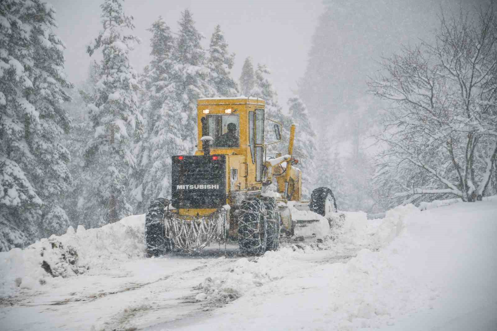 Kastamonu’da köy yollarında karla mücadelesi yeniden başladı
Kastamonu’da köy yollarında karla mücadelesi yeniden başladı