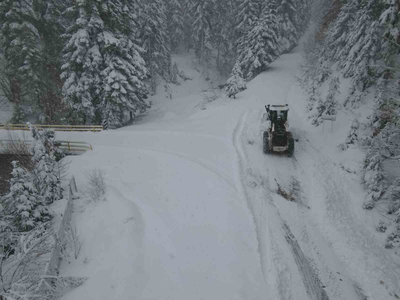 Kastamonu’da köy yollarında karla mücadelesi yeniden başladı
Kastamonu’da köy yollarında karla mücadelesi yeniden başladı