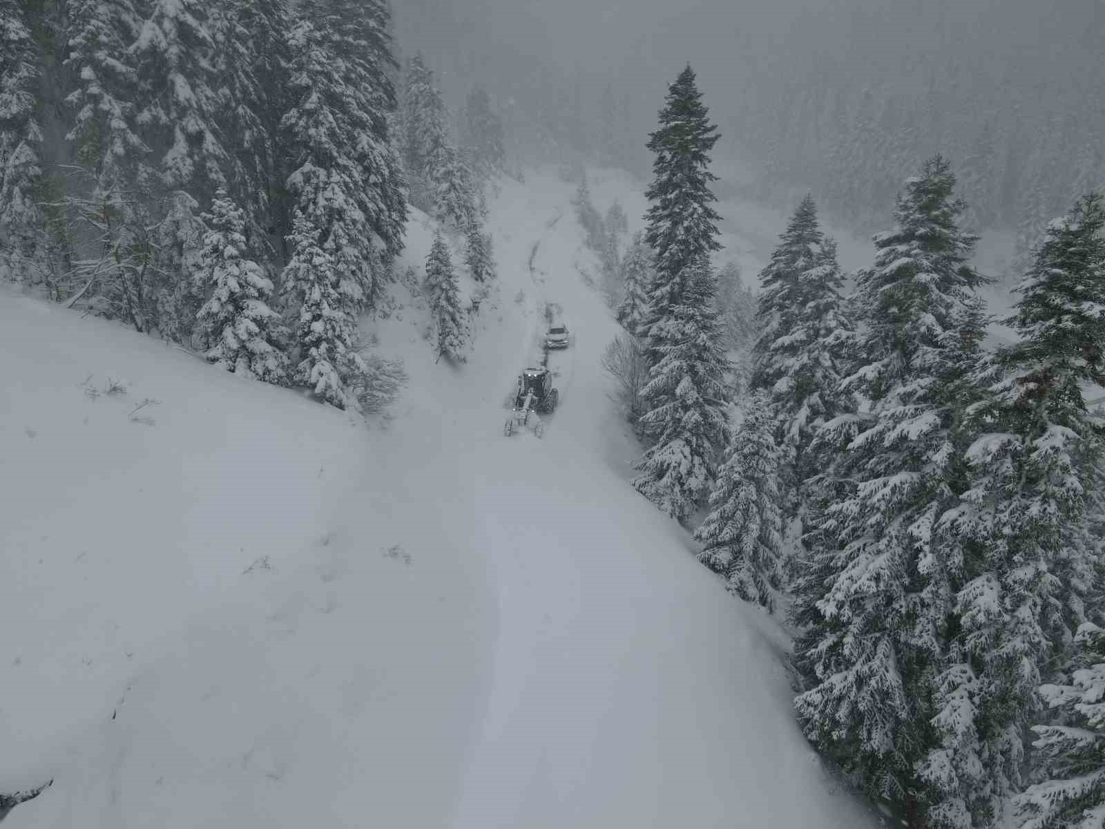 Kastamonu’da köy yollarında karla mücadelesi yeniden başladı
Kastamonu’da köy yollarında karla mücadelesi yeniden başladı