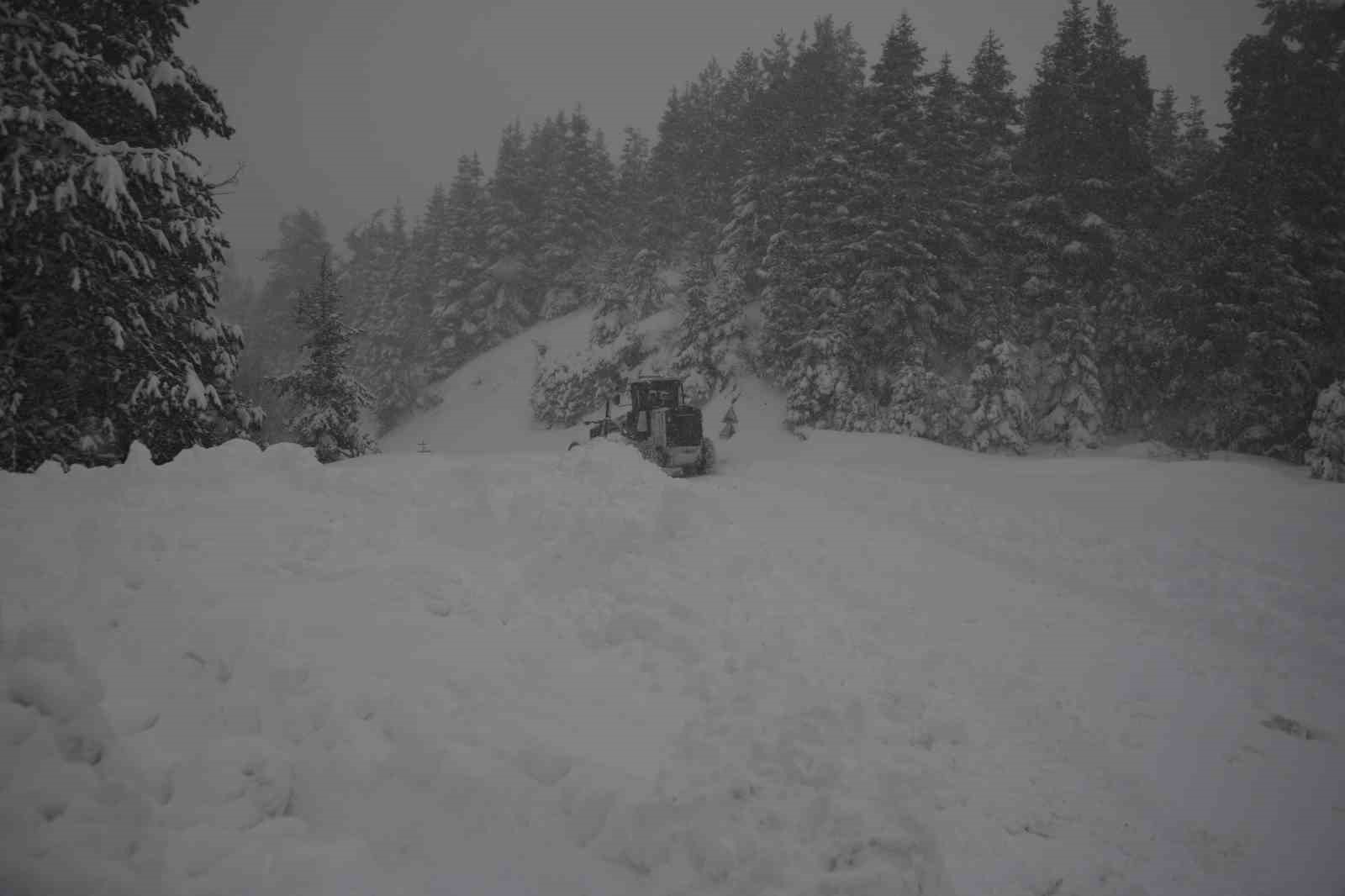 Kastamonu’da köy yollarında karla mücadelesi yeniden başladı
Kastamonu’da köy yollarında karla mücadelesi yeniden başladı