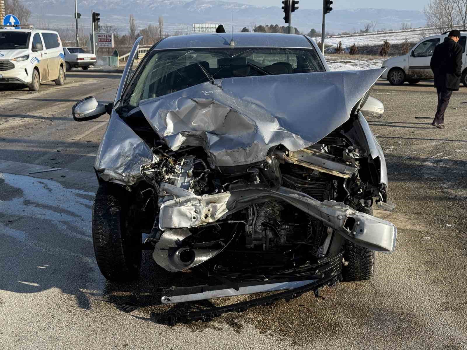 Kastamonu’da minibüs ile otomobil çarpıştı: 1 yaralı
