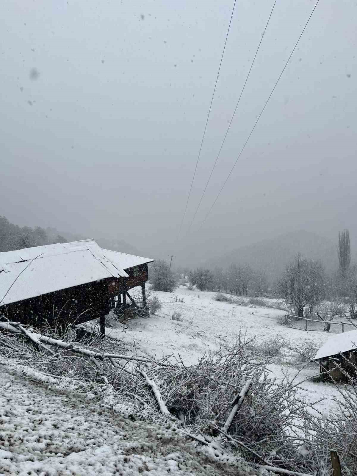 Kastamonu’da Nisan sonunda kar sürprizi

