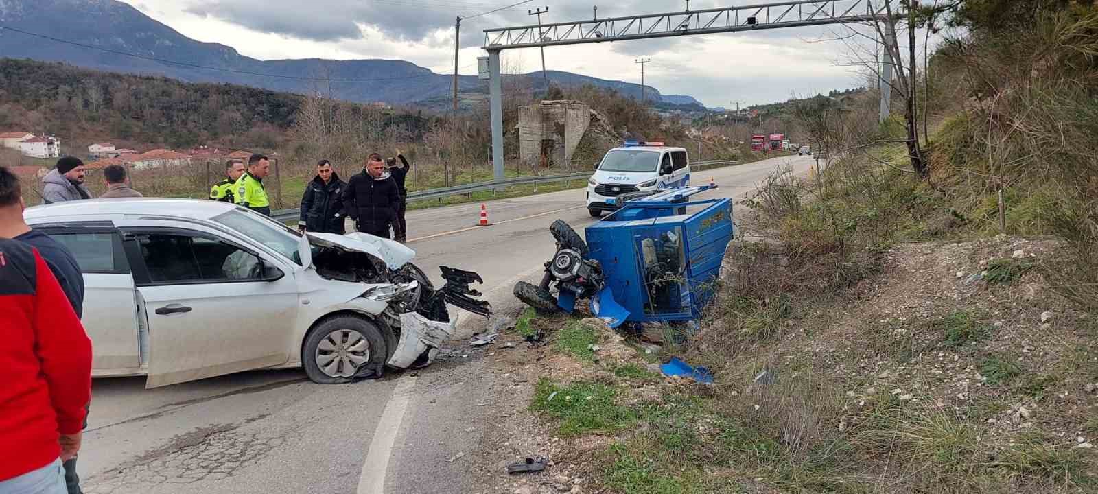 Kastamonu’da otomobil ile "pat pat" çarpıştı: 3 yaralı
