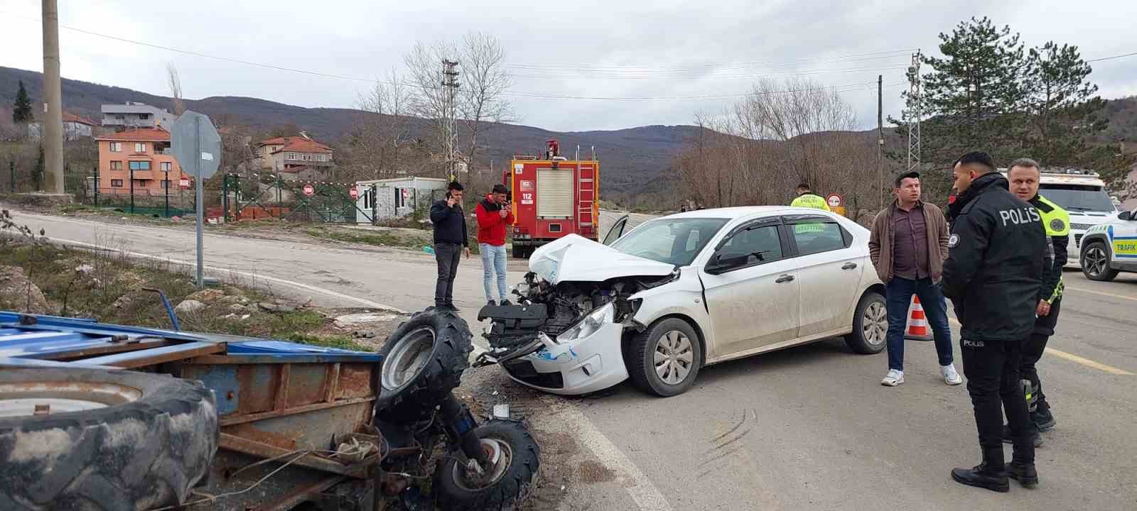 Kastamonu’da otomobil ile "pat pat" çarpıştı: 3 yaralı
