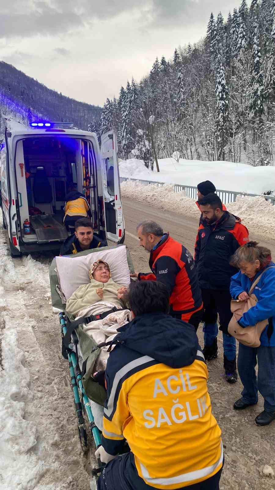 Kastamonu’da rahatsızlanan yaşlı kadını, AFAD ekipleri hastaneye ulaştırdı

