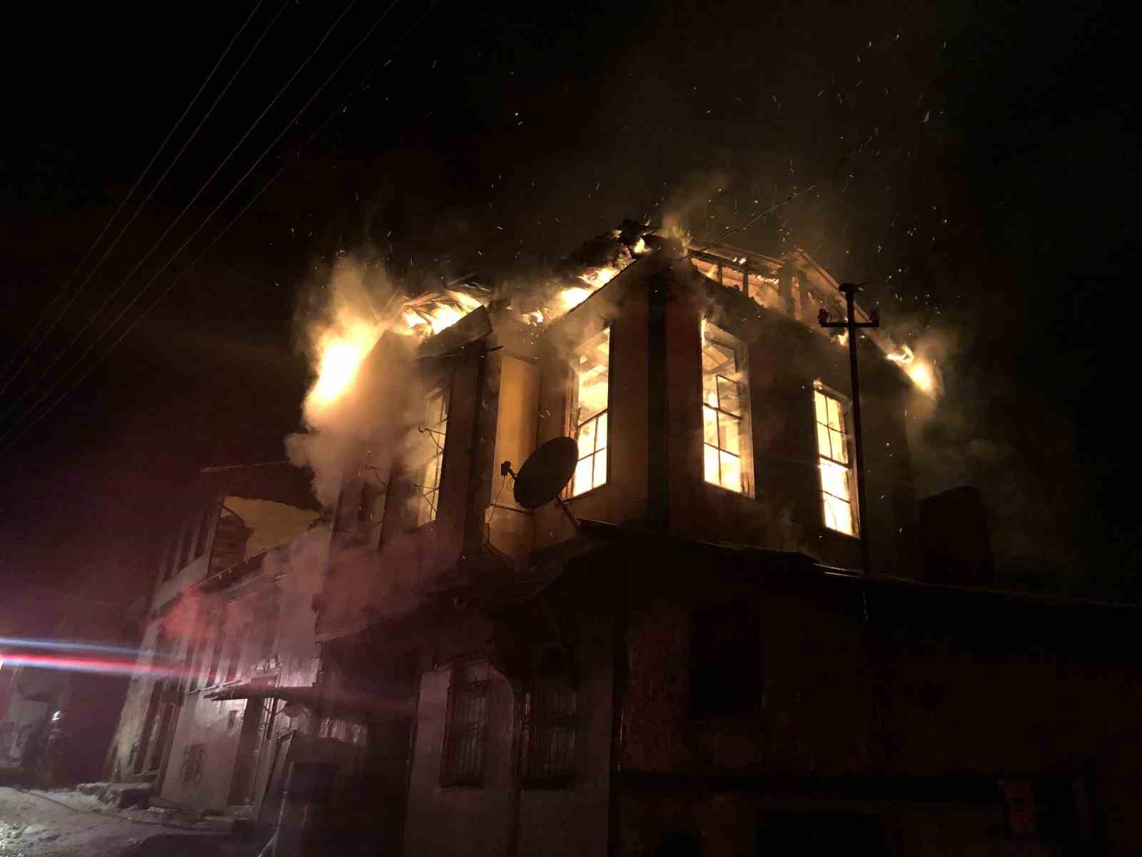 Kastamonu’da üç katlı tarihi konak yangında küle döndü
