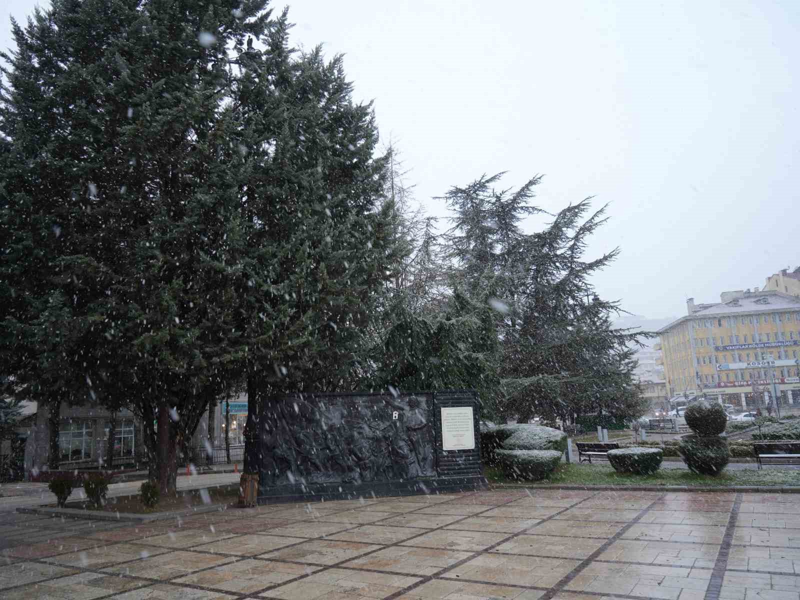 Kastamonu’da vatandaşlar, Ramazan ayının ilk gününe kar yağışıyla uyandı
