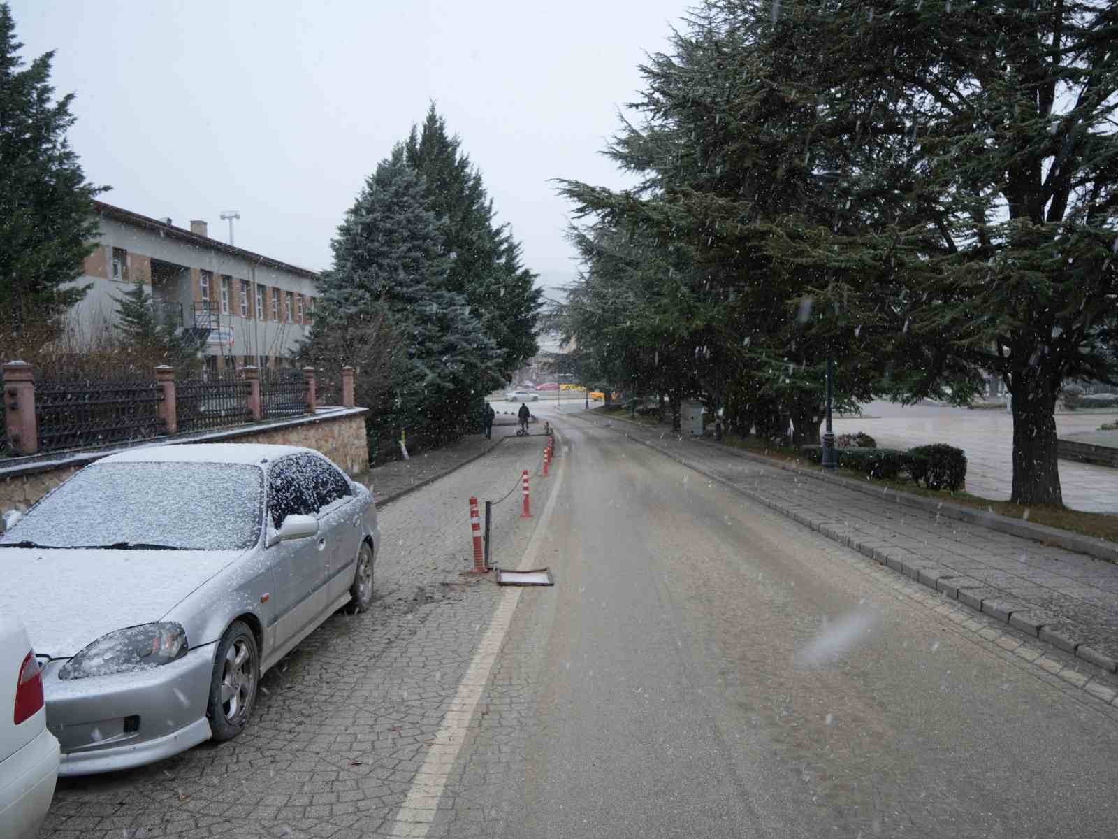 Kastamonu’da vatandaşlar, Ramazan ayının ilk gününe kar yağışıyla uyandı

