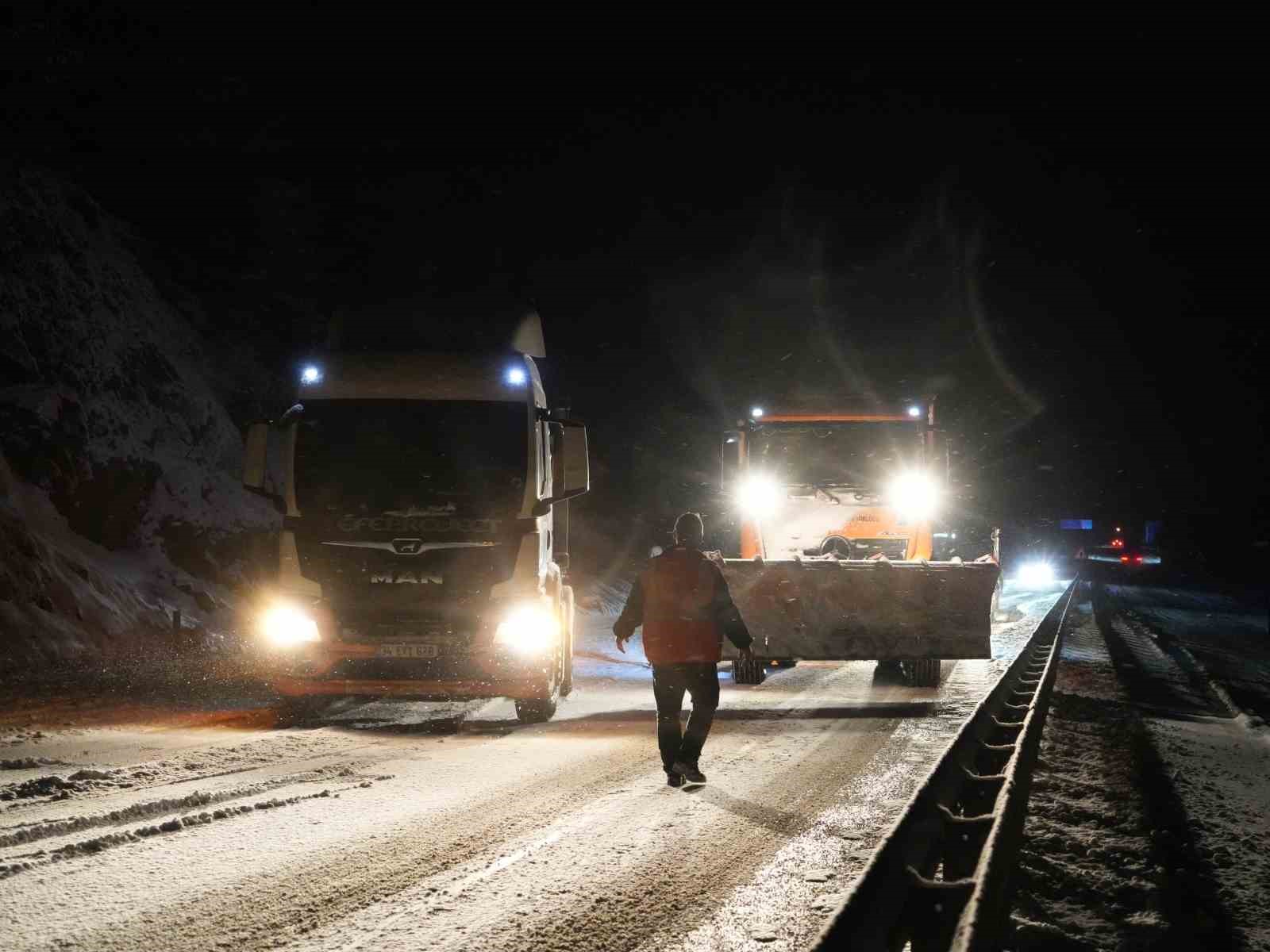 Kastamonu’da yoğun kar yağışı: Araçlar yolda mahsur kaldı

