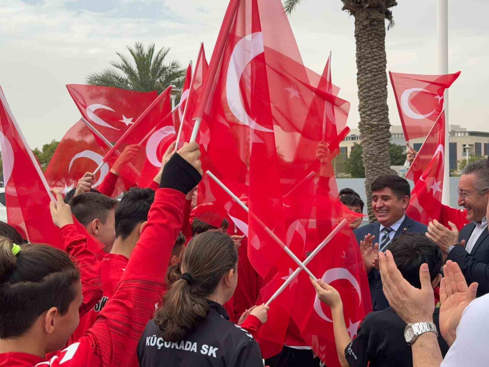 Katar’da mahsur kalan sporcular Türkiye’ye dönmek üzere uğurlandı
