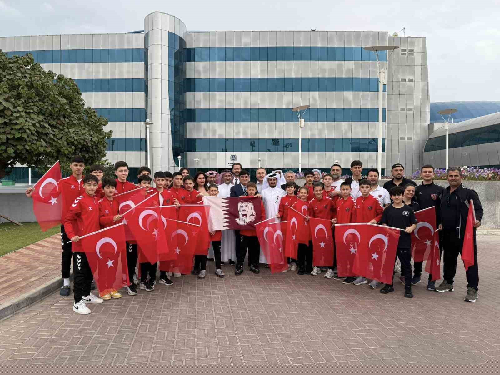 Katar’da mahsur kalan sporcular Türkiye’ye geldi

