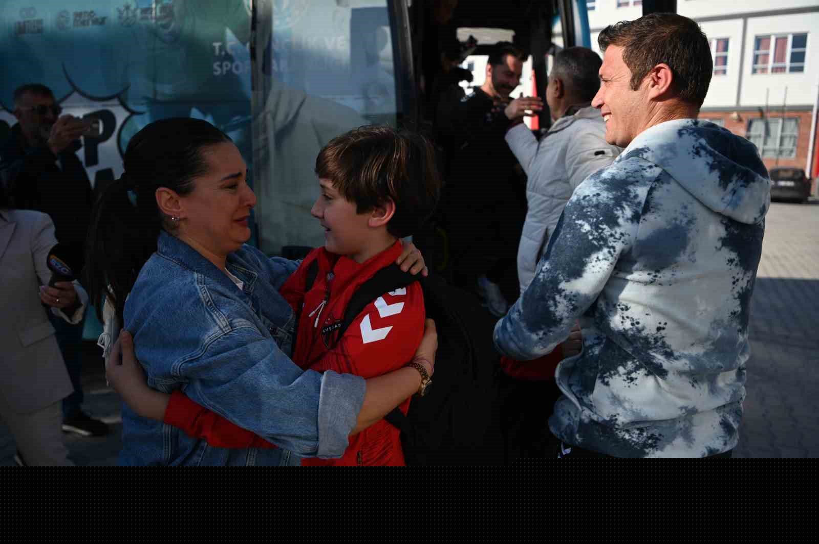 Katar’da mahsur kalan Türk sporcular memleketine döndü
