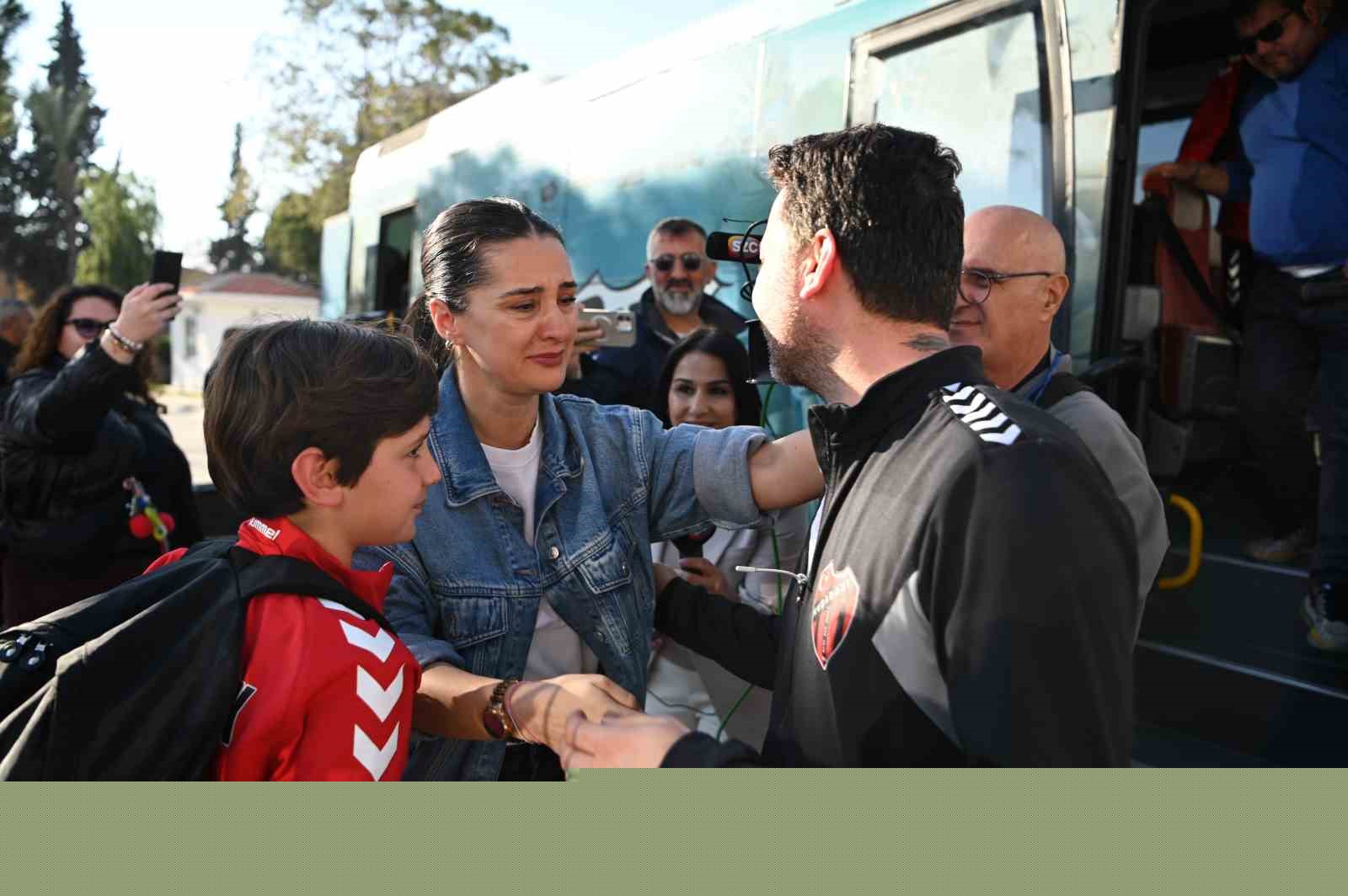 Katar’da mahsur kalan Türk sporcular memleketine döndü
