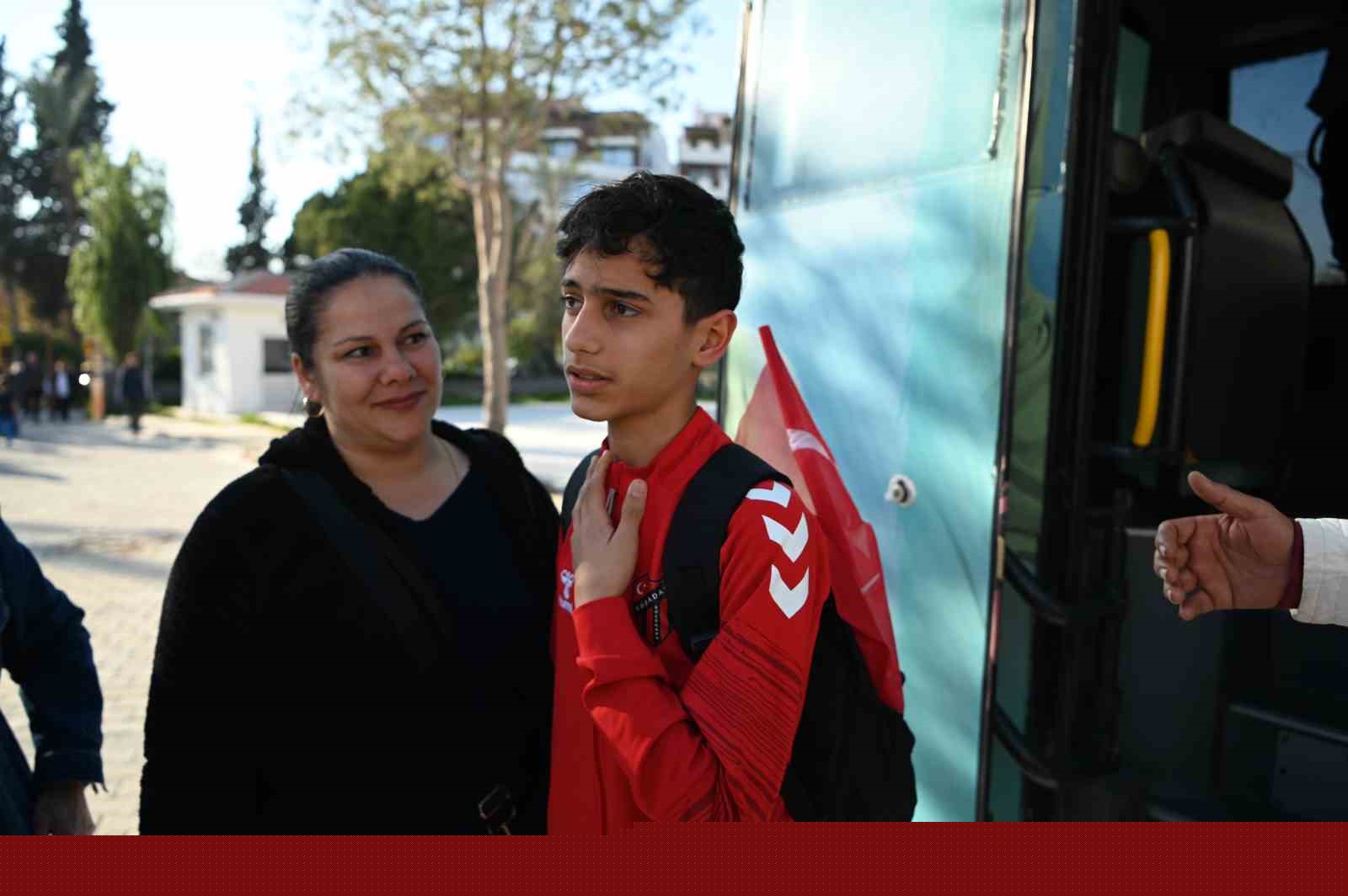 Katar’da mahsur kalan Türk sporcular memleketine döndü
