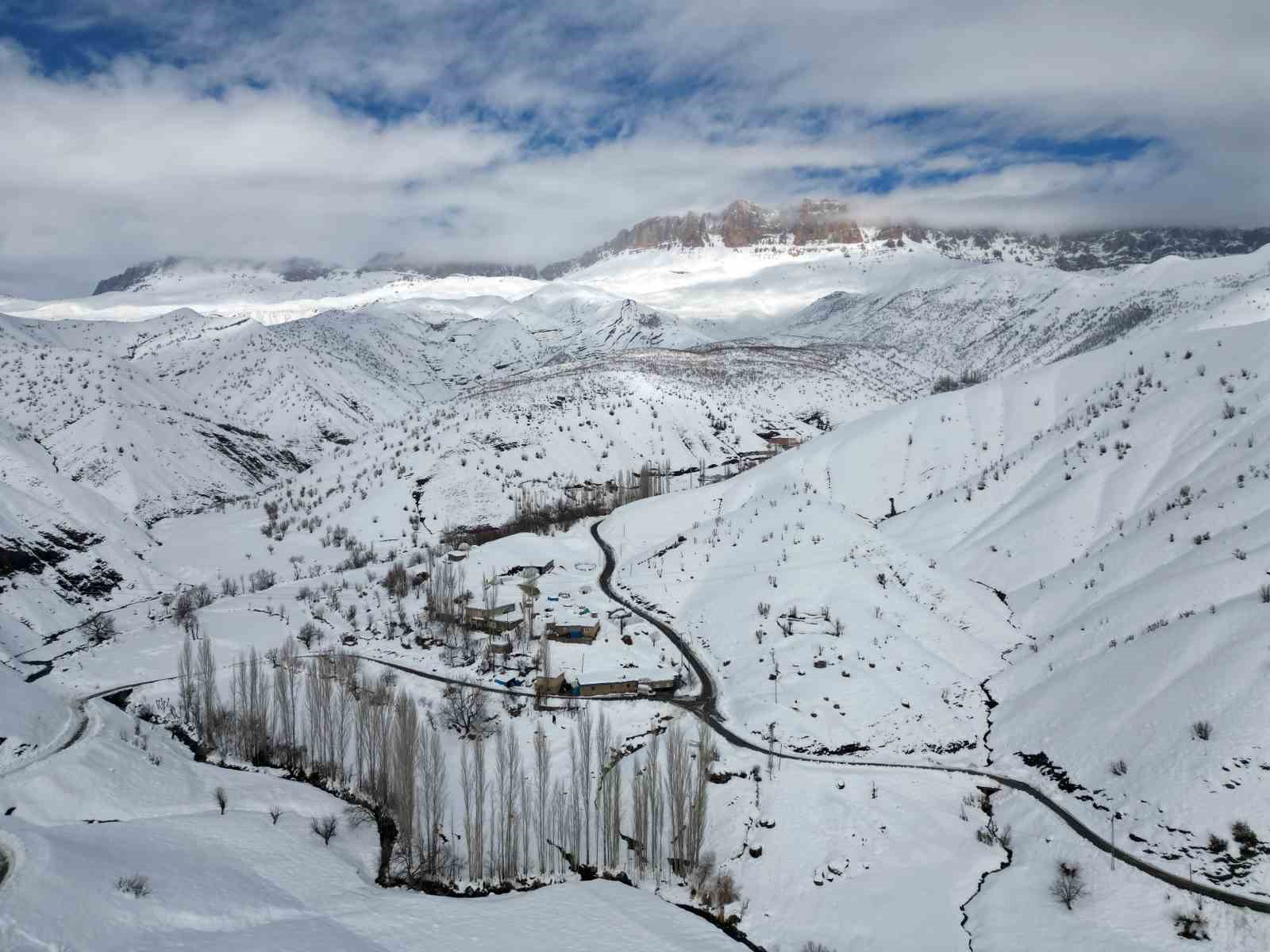 Kato Dağı beyaz gelinliğini giydi, ortaya seyrine doyumsuz manzaralar çıktı
