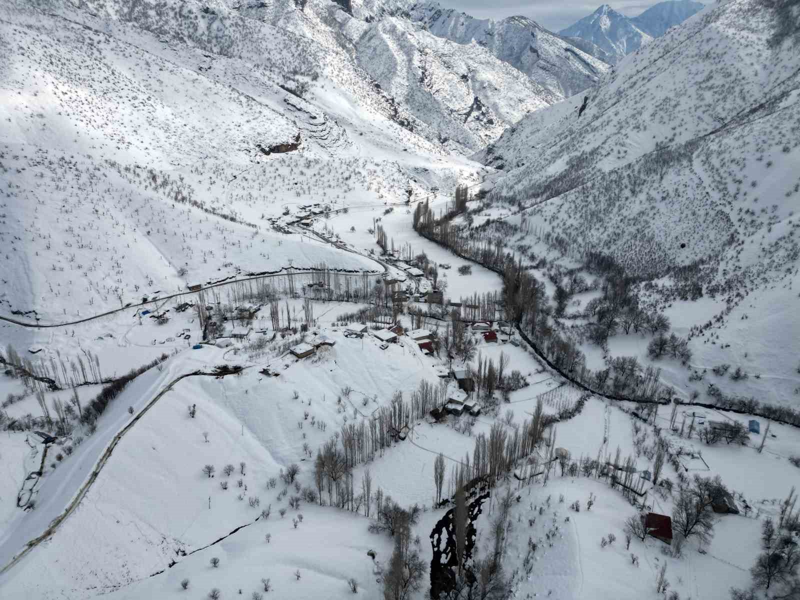 Kato Dağı beyaz gelinliğini giydi, ortaya seyrine doyumsuz manzaralar çıktı
