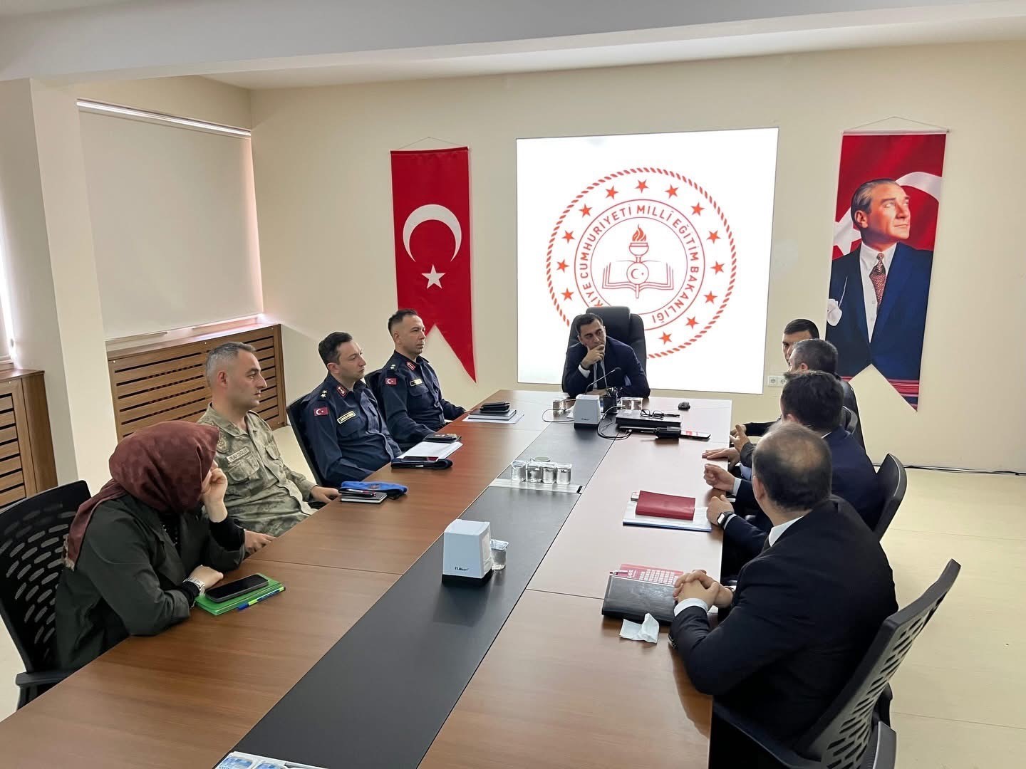 Kavak’ta Güvenlik ve Asayiş Toplantısı
Kavak’ta Güvenlik ve Asayiş Toplantısı