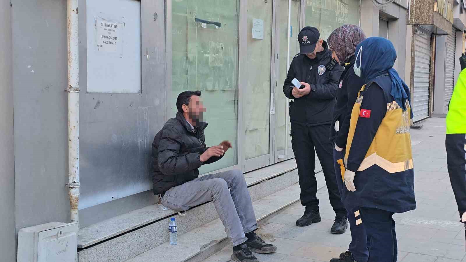 Kavalı alınan sokak sanatçısı çatıya çıktı
