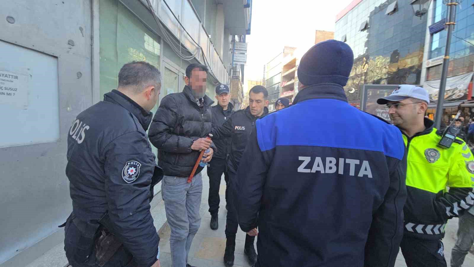 Kavalı alınan sokak sanatçısı çatıya çıktı
