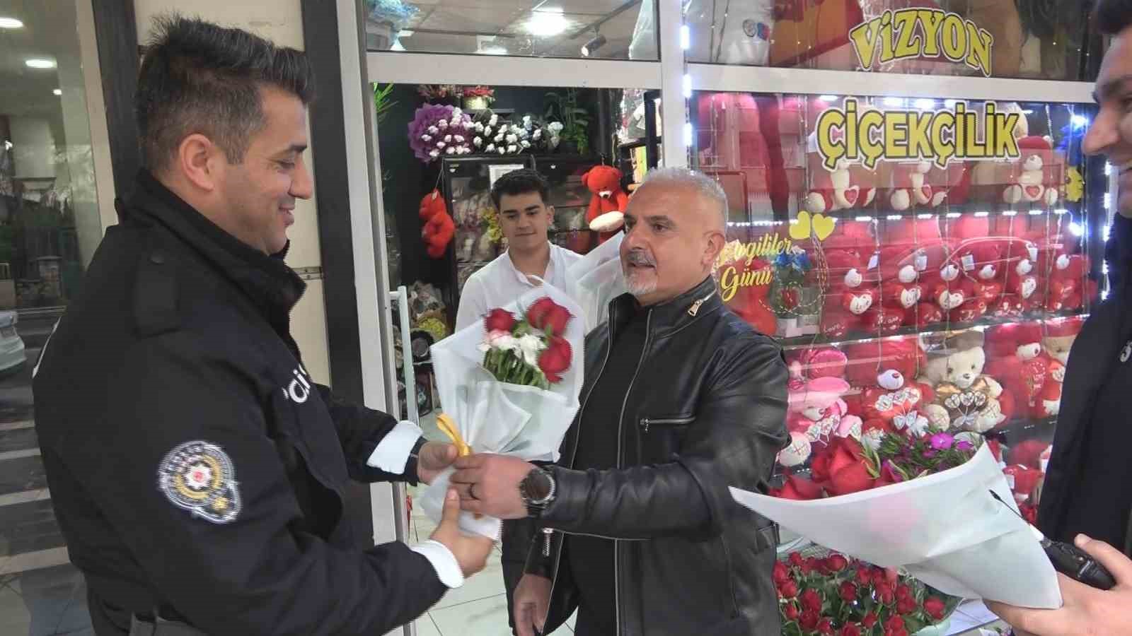 Kavga diye geldiler, çiçeklerle karşılandılar
