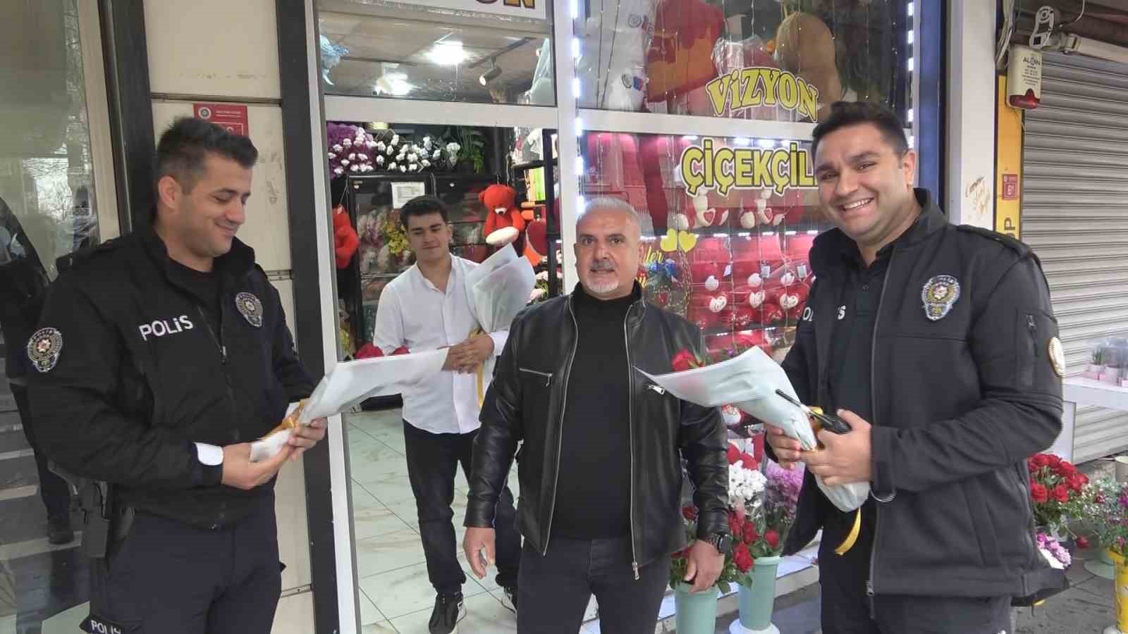 Kavga diye geldiler, çiçeklerle karşılandılar
